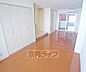 リビング/ダイニング：広々とした洋室です。
