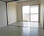 リビング/ダイニング：大きな窓の付いたお部屋です
