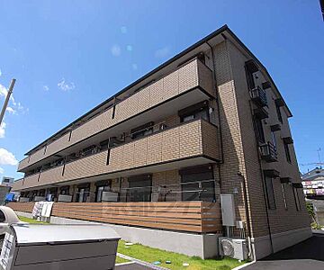外観：青空に映える重厚な外観です。