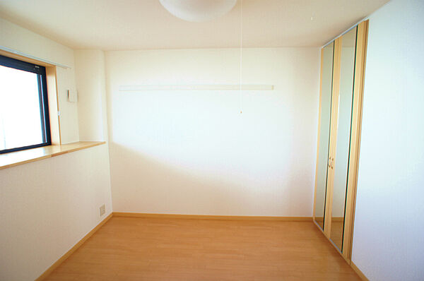 画像13:個人の部屋や寝室として使える洋室です