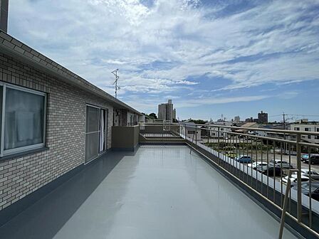 広々としたバルコニーは室内に風を通してくれます◎高い位置からの風を感じて、ゆっくり休憩も出来ます♪