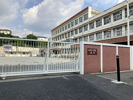 西城小学校 約480m/徒歩約6分一人一人に児童用タブレットがあります。守山小学校と近い為、児童数が少なめで先生も指導が行き渡りやすくなっています。