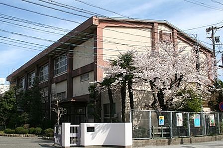 桜丘中学校まで 640m 徒歩約8分●【教育目標】豊かな心と健康な体をもつとともに、望ましい社会人として必要な資質と実践力のあるたくましい人間の育成を図る。