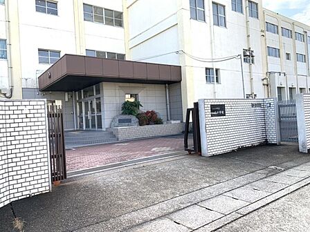 北中学校まで　1155m　徒歩約15分●【校訓】「自主」「創造」「敬愛」　　昭和61年に、創立10周年を記念して、生徒の生活の道しるべとして設定されたそうです。