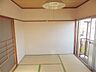 リビング/ダイニング：和室で陽当たりも良く、落ち着けるお部屋です