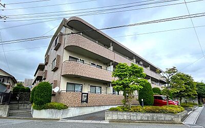 外観：鳩ケ谷駅から徒歩8分。最上階角部屋で陽当たり・眺望良好です☆