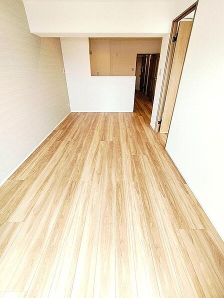採光面が大きく、日の差し込む明るいリビング。