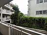 バルコニー：１階バルコニーからの眺望の様子です。１階住戸ですが、マンション敷地内方向なので通行人の視線などはありません。