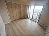 寝室：6.7帖の居室にもバルコニーが付帯しており、明るく風の通るお部屋。
