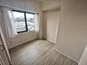 洋室：４．３帖の居室もすっきりした形で使い勝手の良さそうなお部屋。