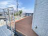 その他：リビングからフラットに繋がる広々ウッドデッキ。青空の下でセカンドリビングとして活躍します！