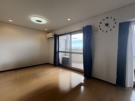 南面バルコニーの窓から陽が差す明るく開放的な16帖のリビングです♪