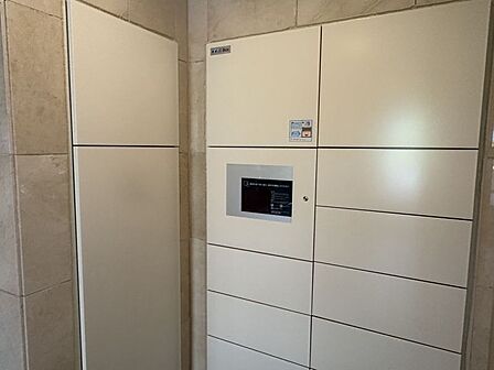 宅配ボックスがあるので留守中でも荷物を受け取れます◎