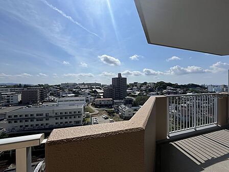 開放的なバルコニーは見晴らしもよく、太陽の温かな温もりをめいっぱい受け止めてくれます!
