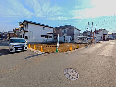 外観：フジイエ鎌ケ谷3丁目の販売現地です。2面道路、南側も一部開放されており明るく、解放感のある立地です。大通りではございませんので、車通りも少なく安心して駐車頂ける環境です。