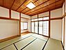 室内：【リフォーム済】1階玄関横の和室です。畳の表替え、壁のクロスの張替えを行いました。