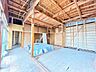 室内：【リフォーム中】一階東側和室前の縁側です。障子を取り払い、畳をフローリングに張替え、LDKに変更いたします。広々とした空間でおくつろぎできますね。