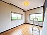 室内：【リフォーム中】2階東側洋室です。フローリング重ね張りとクロス張替を行います。主寝室にいかがでしょうか。