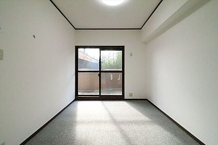 南側の6.1帖の洋室です。バルコニーに面した明るい洋室です!