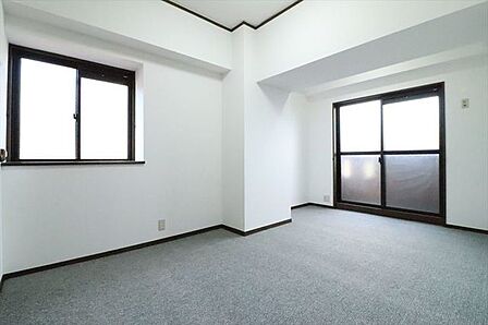 北側7.7帖の洋室です。2面採光と通風が可能な部屋。共用廊下に面しておらず、独立性が高いため、主寝室としておすすめ!