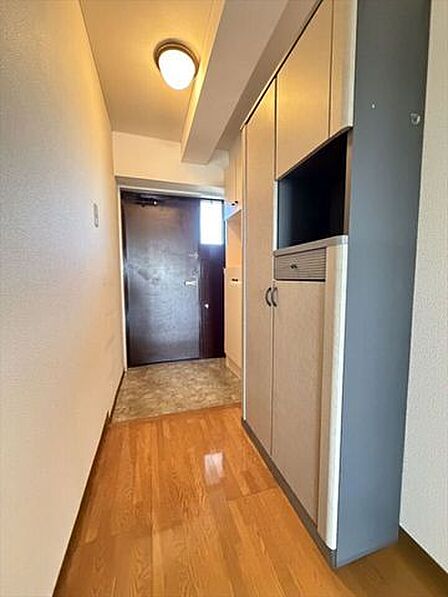 いつも気持ちよくご家族を迎えられる玄関収納付き。