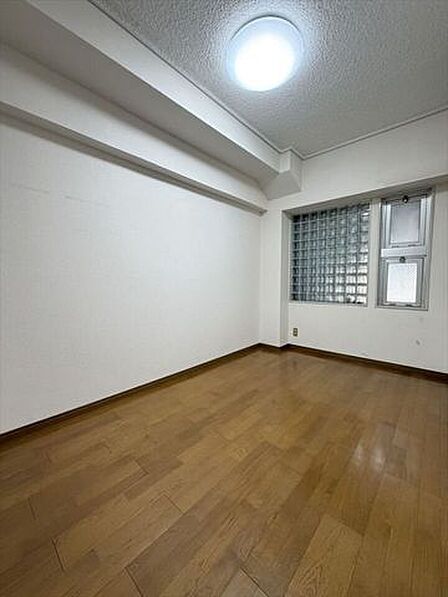 腰窓のみなので棚などの家具が配置しやすく、書斎や勉強部屋として使いやすそうです