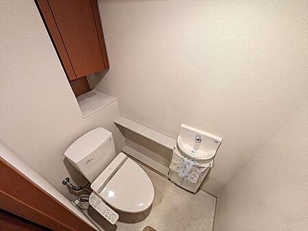 ウォシュレット機能付きトイレです♪手洗い場付♪収納スペースも完備です♪