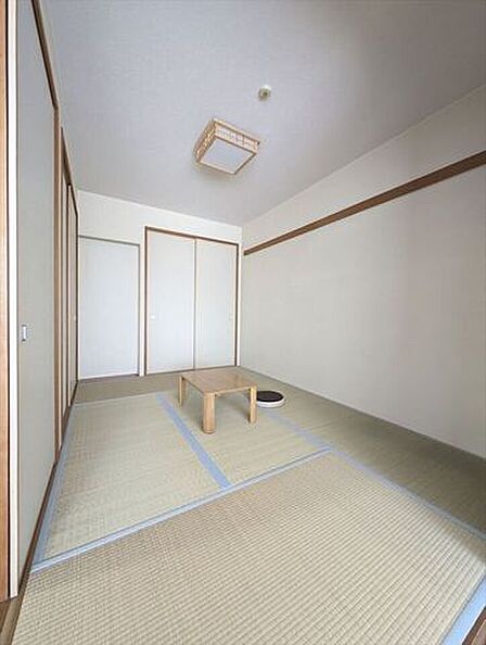 リビング隣の和室は、趣ある安らぎ空間。来訪時や家事スペースとしても重宝します