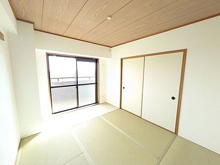 リビングに隣接している和室。縁のない畳を使用した和モダンな雰囲気。ごろんと横になって日向ぼっこしたら気持ちよさそうです