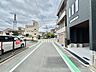その他：広々した前面道路。駐車もラクラクです。(2026.6）