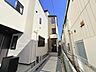 外観：前面道路が広く開放感のある立地です。（2026.10）
