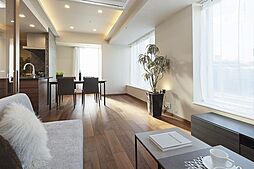 ワイドスパン設計のリビングは、開放感と広々とした空間を提供します。