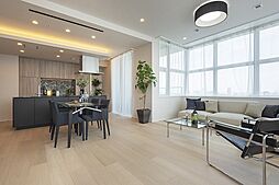 4面採光で開放感のあるLDK。約28帖とゆとりがあり、ご家族やお客様とゆっくりと寛ぎの時間を過ごせます。埃を舞い上げず、足元から暖まる床暖房付き。