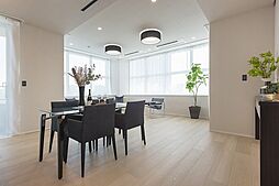 すっきりとした空間を演出する、天井カセットエアコンを全居室実装済。ダイニングセットとソファを置いてもゆとりのある、約28帖のLDKです。