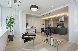 白を基調とした、高級感ある内装。キッチン部分の折下天井や間接照明との組み合わせで、おしゃれで洗練された空間を演出しています。