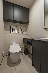 掃除がしやすいタンクレストイレを採用。年間を通して快適かつ清潔に使用できる、温水洗浄便座仕様です。