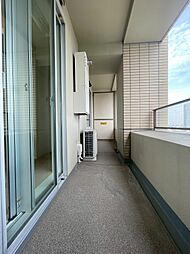 北東側バルコニーへは、LDKから出入り可能。庇が深く、急な雨にも慌てず洗濯物を干すことができます。