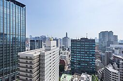 地上29階、地下2階建の21階部分に位置します。高層階ならではの開放的な景色を望むことができます。外の空気を吸ってリフレッシュできそうです。