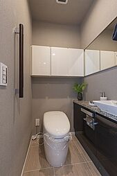 毎日清潔に使用できる、温水洗浄便座を採用しています。独立した手洗い器付きなので、使用後すぐに手を洗うことができて衛生的。カウンターには、インテリアやお花などを飾り、お好みの空間にできます。