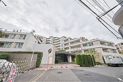外観:総136戸のビッグコミュニティ。共用部には宅配ボックスがあり、不在時でも荷物を受け取れます。24時間ゴミ出し可能で、いつでも室内を清潔に保てます。 外観:総136戸のビッグコミュニティ。共用部には宅配ボックスがあり、不在時でも荷物を受け取れます。24時間ゴミ出し可能で、いつでも室内を清潔に保てます。