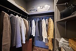 洋室(約8.5帖)に隣接するWICの様子です。枕棚や可動棚が備わっており、バッグやベルト、ストール等をディスプレイしながら収納可能。スーツケースの収納にも。