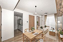 ご家族が集うLDKは約14.0帖の広さ。西向きのバルコニーに面し、午後まで心地よい陽光が室内を明るく包み込みます。家族団らんの時間をより豊かに彩る憩いの空間です。
