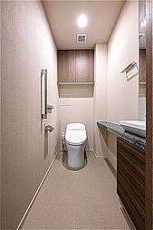 落ち着いた色合いでまとめられたトイレ。温水洗浄便座付きで、寒い時期でも温かな便座で快適に使うことができます。独立した手洗い器があり、いつでも清潔に使える空間です。