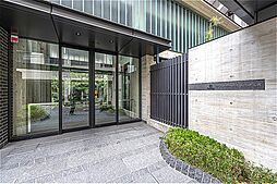 清潔感があり、段差がなくフラットなエントランスです。美しく洗練されたデザインが採用されています。マンションのエントランスを彩る植栽は、住民の皆様に癒しのひと時を演出します。