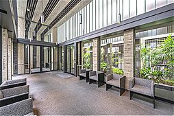 明るく高級感のあるエントランス。ソファが設置されているため、待ち合わせや住民同士のおしゃべりも楽しめます。