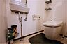 トイレ：温水洗浄便座付きのトイレです。寒い時期でも温かな便座で快適に使うことができます。鏡付きの手洗い器が設置されており、いつでも清潔に利用できます。