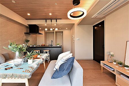 ダークカラーのキッチンや建具が空間にアクセントを添えています。お好みの家具を配置してインテリアを楽しめます。