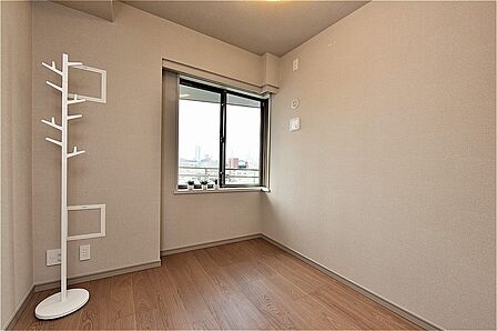 約4.4帖の洋室。子ども部屋や趣味部屋、テレワーク室など、多目的に使いやすい広さです。