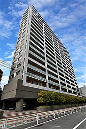 スタイリッシュな外観と緑豊かな植栽が調和したマンション。大切なペットと一緒に暮らせます(規約による制限有)。