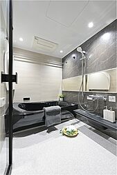 落ち着いた雰囲気の浴室。浴槽はヘッドレスト付きで、癒しのバスタイムが実現しそうです。浴室乾燥機を搭載しており、天候や時間帯に関わらず洗濯物を乾かすことができます。